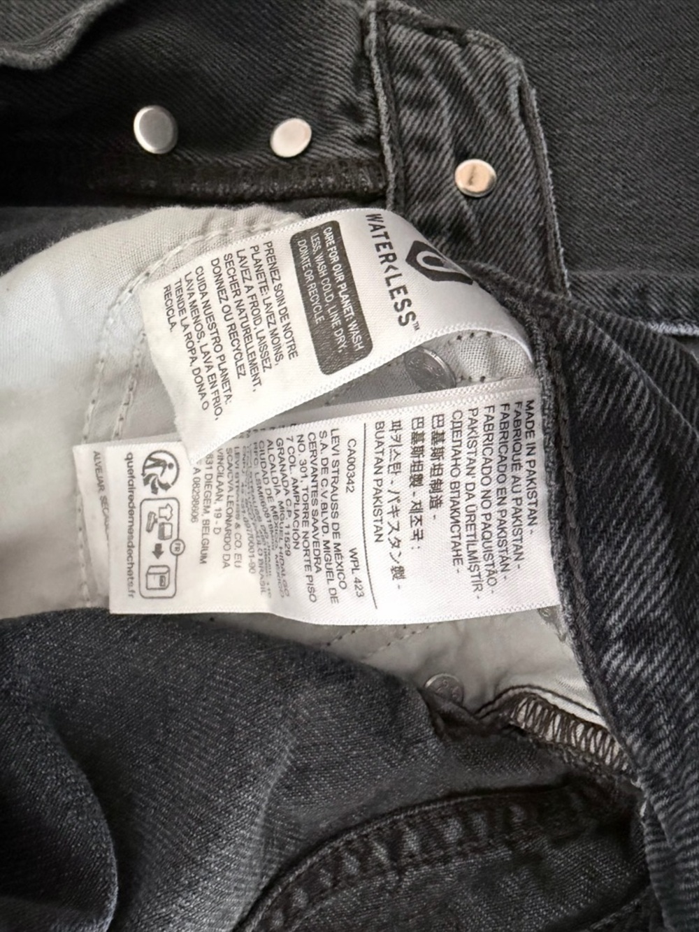 NWT Levi's Wedgie Straight Black Charcoal Distressed Denim Jeans Women's W26xL28 - Picture 9 of 9